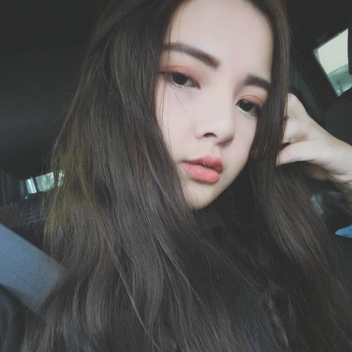 Trần Huyền sinh năm 1999, quê Hải Phòng, sau khi hoàn thành hệ PTTH tại quê nhà, cô nàng xinh đẹp này đã theo chân cô chị hoa hậu để Nam tiến để theo học thời trang.