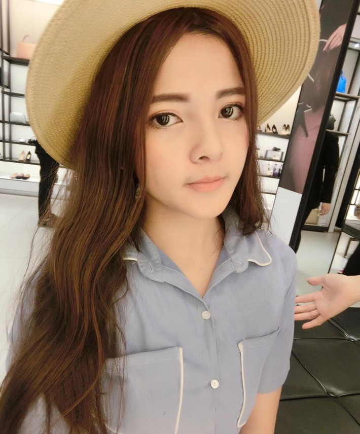 Cũng như cô chị gái nổi tiếng, Trần Huyền có gương mặt bầu bĩnh, đôi mắt to, bờ môi cong và toát lên vẻ gợi cảm của một hot girl tiềm năng.