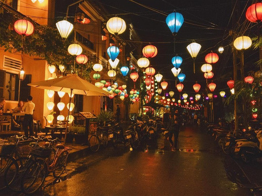 Rời Hà Nội là những cảnh quay bình yên ở Hạ Long, là chú chó anh nhìn thấy trên chiếc thuyền của ngư dân, là những đứa trẻ ngồi chơi bên mạn thuyền, là một mê cung sóng nước và đảo.