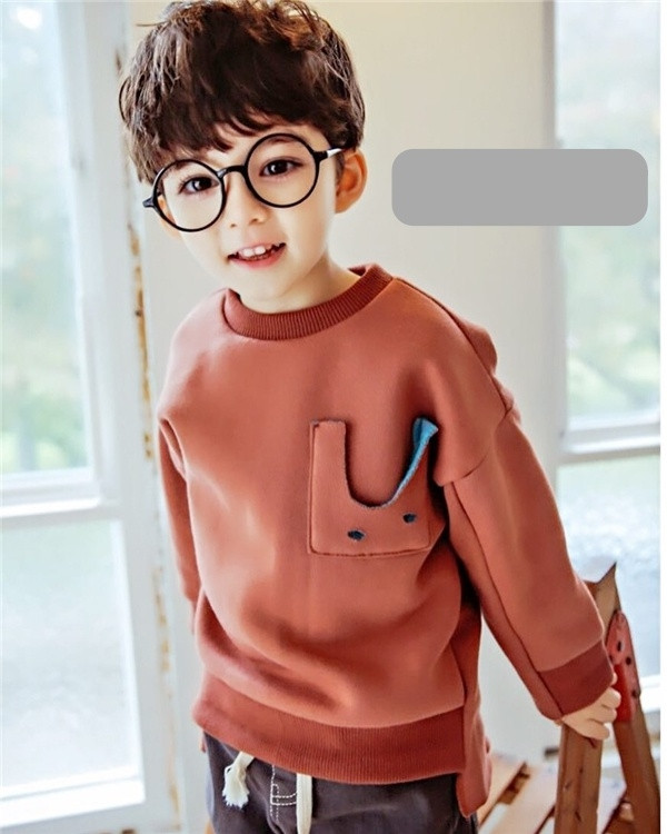 Cooper giờ được hơn 4 tuổi, cậu bé bắt đầu lộ rõ những đường nét thu hút trên gương mặt. Làn da trắng sứ, đôi mắt to, đen láy, hàng lông mi dài cong vút cùng mái tóc bồng bềnh lãng tử giúp "thiên thần nhí" trở nên vô cùng cuốn hút người nhìn.