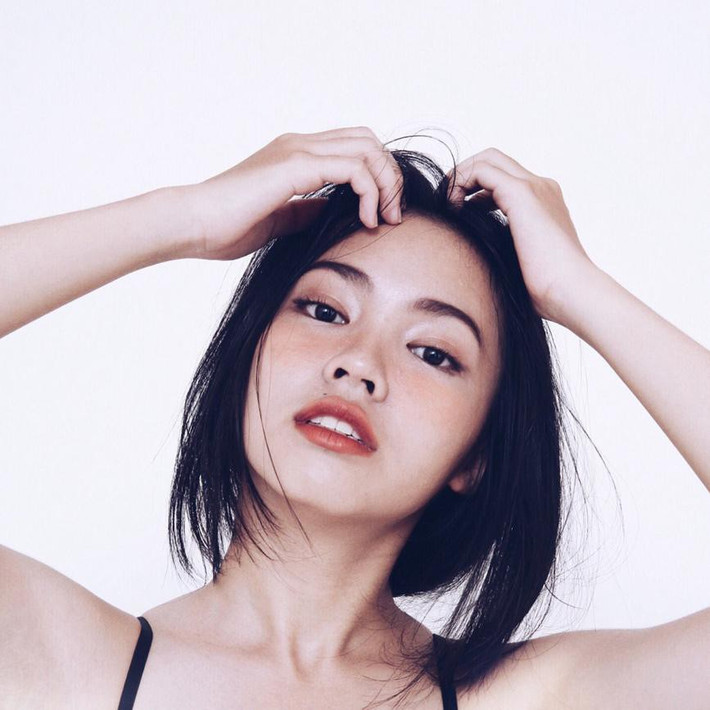 Gương mặt đẹp, lạ giúp Đông Hạnh thu hút ánh nhìn người khác ngay từ những giây phút đầu tiên.