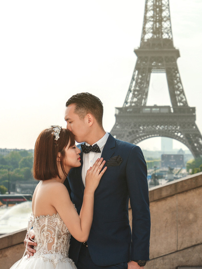 Trong bộ ảnh cưới của mình, hot girl fan MU - Tú Linh đã chọn Pháp và Italia là hai địa điểm để ghi lại những khoảnh khắc đáng nhớ của cuộc đời mình.