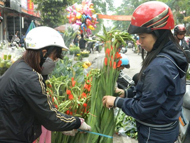 Kinh doanh hoa ngày Tết là phương án không còn xa lạ gì với nhiều bạn trẻ nhưng vẫn thu hút được khá nhiều sự đầu tư táo bạo bởi "lãi suất khủng". Chẳng hạn như hoa cúc từ 800 đến 1.500 đồng/bông, có thể bán ra khoảng 3.000 - 4.000 đồng hoặc một cành ly giá 30.000 bán ra từ 50.000 - 60.000 đồng.
