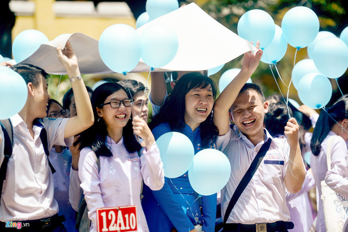 Thời tiết TP.HCM hôm nay khá nắng gắt. Tuy nhiên không vì thế mà làm ảnh hưởng tới ngày vui của thầy trò lớp 12A10 cũng như các bạn khối khác.