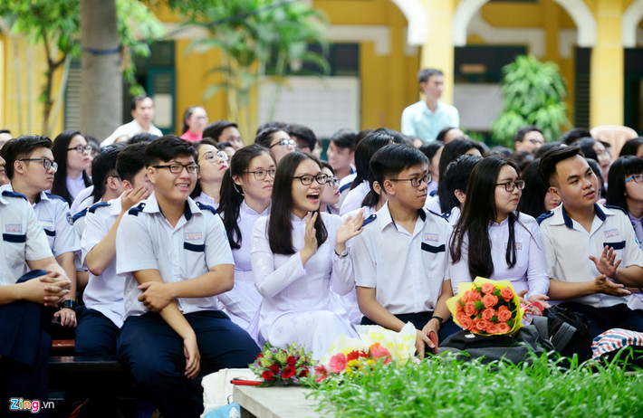 Sáng 19/5, trường THPT Trưng Vương (quận 1, TP.HCM) tổ chức lễ bế giảng năm học 2016-2017. Toàn trường có gần 2.000 học sinh của ba khối 10, 11, 12.