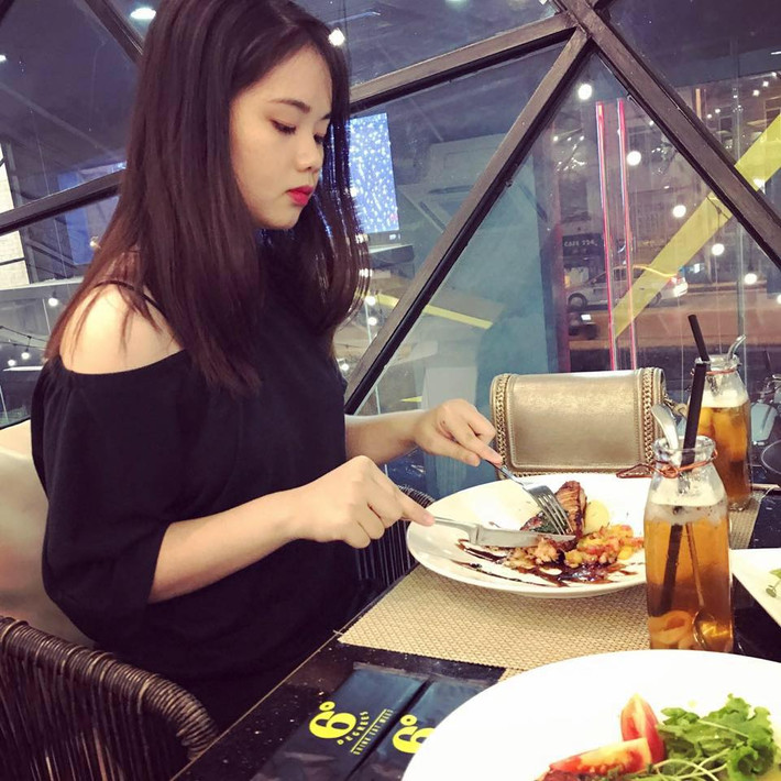 Cô bạn 9X này còn chia sẻ thêm rằng, hành trình giảm cân lần này giúp cô có tinh thần vui vẻ thoải mái, cơ thể săn chắc và điều khiến Phương Uyên vui nhất khi tập luyện là có một sức khỏe cực tốt, dù giảm cân nhanh nhưng vẫn làm mọi việc thật dễ dàng, không bị mệt mỏi