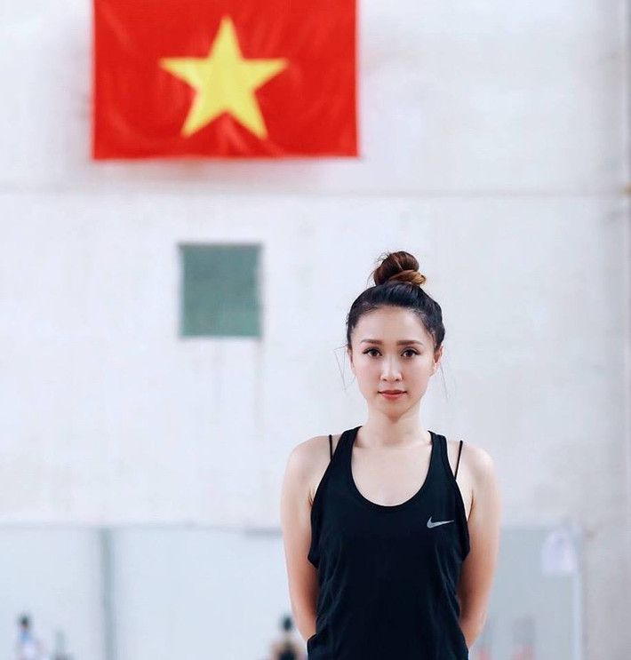 Cách đây 10 năm, HLV Nguyễn Thu Hà được xem là công chúa của thể dục nghệ thuật Việt Nam. Tuy nhiên, trên cương vị mới là HLV dẫn trò đi tham dự SEA Games 29, cô nàng 8X này vẫn thể hiện được độ hot của mình.