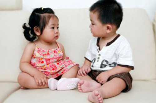 Rất nhiều những bức ảnh tình cảm của những cô, cậu bé mọc chưa hết răng sữa những đã mất nụ hôn đầu đời được dân mạng thích thú đăng tải.