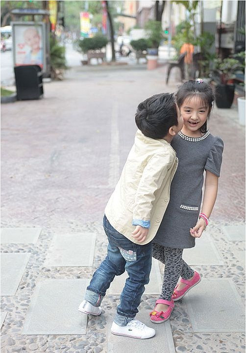 Đi kèm với mỗi bức ảnh trên là một câu chuyện khá vui được cộng đồng mạng chia sẻ về nụ hôn bị đầu đời đánh cắp của mình