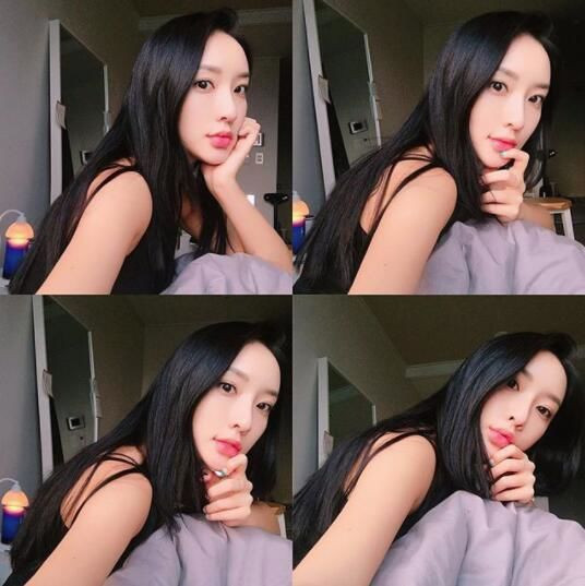Không chỉ thế, gương mặt đẹp của Jung A Yoon đã lọt vào mắt xanh của những công ty người mẫu có tiếng và cô bỗng chốc trở thành gương mặt thương hiệu cho nhiều nhãn hàng thời trang, mỹ phẩm dành cho giới trẻ.