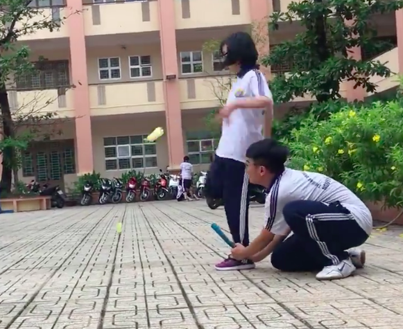 Trong clip mới đây được dân mạng chú ý, nhân vật chính là cô bạn gái đã dùng hết "tuyệt kỹ" tu luyện bấy lâu, thậm chí nhờ đến hỗ trợ đắc lực của "500 anh em" học sinh trong lớp nhưng đá mãi quả cầu vẫn không qua lưới.