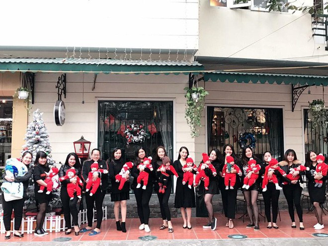 Điều khiến buổi gặp mặt của hội các bà mẹ bỉm sữa có con sinh trong năm 2017 tại Hải Dương gây chú ý với cộng đồng mạng đó là các bé mặc đồ màu đỏ còn các mẹ mặc đồ đen tạo nên một tổng thể rất đẹp.