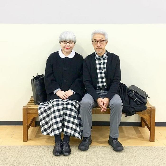Theo tìm hiểu của cư dân mạng, cặp đôi ông bà anh này hiện đang sống tại Kyoto, Nhật Bản và đã kết hôn với nhau được 37 năm. Trong suốt gần 40 năm chung sống bên nhau, họ luôn thể hiện tình cảm trong từng bức ảnh và đặc biệt hơn là gu thời trang đồ đôi của họ được nhiều người chú ý tới.