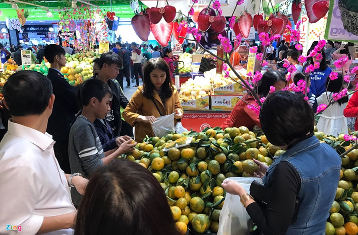Việc mua hàng trong siêu thị giúp người tiêu dùng yên tâm hơn so với đi chọn lựa ở các cửa hàng bên ngoài.