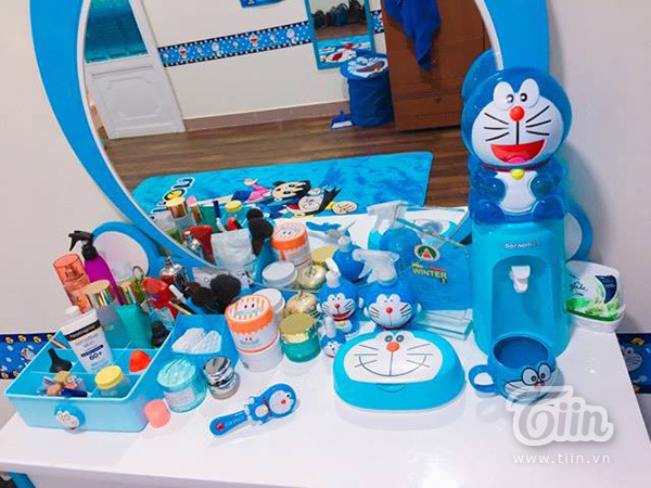 Bàn trang điểm với đủ các dụng cụ gắn liền với chú mèo máy Doraemon. Ảnh sử dụng trong bài: Sưu tầm Facebook và Tiin.