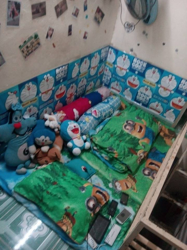 Căn phòng tràn ngập hình ảnh Doraemon khiến nhiều bạn trẻ cảm thấy như được sống lại với chính tuổi thơ đầy kỉ niệm của mình, nhịn từng bữa ăn sáng để có tiền mua truyện tranh hay một tập giấy dán có mặt của nhân vật hoạt hình đến từ Nhật Bản,