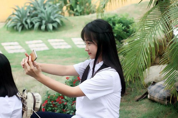 Dù chỉ mới 16 tuổi nhưng những nét đẹp của thiếu nữ đôi mươi đã nằm hết trong nhan sắc của Thu Thảo. Nói không quá, có thể ví nữ sinh này như đóa hoa nở rạng rỡ trong vô vàn các nữ sinh nổi tiếng trên mạng xã hội.