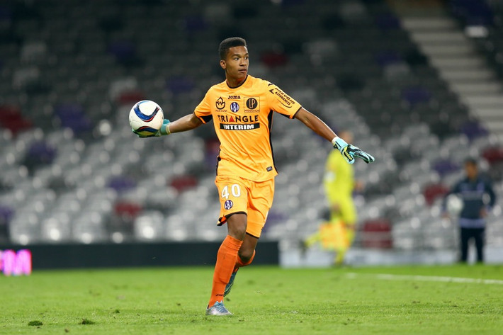 Alban Lafont là thủ thành 18 tuổi đang bắt cho đội 1 của Toulouse tại Ligue 1. Thủ môn này cho thấy những tố chất tuyệt vời với những phản xạ nhạy bén cả trong mọi tình huống như bóng bổng hay bóng sệt. Ảnh: Mirror.