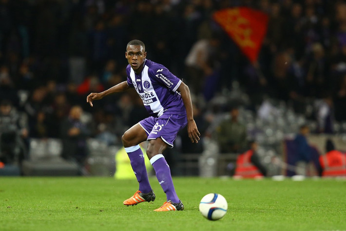 Trung vệ cao to Issa Diop chính xác là một hòn đá tảng vững chắc án ngữ hàng phòng ngự của U20 Pháp. Với chiếu cao 1m97, Diop là một mẫu trung vệ phòng ngự điển hình với sức mạnh, khả năng kèm người tốt và miễn nhiễm với chấn thương. Tốc độ và khả năng kỹ thuật của cầu thủ này cũng ‘không phải dạng vừa’ và anh đang trên đường để trở thành một trong những trung vệ xuất sắc của bóng đá Pháp. Ảnh: Reuter.