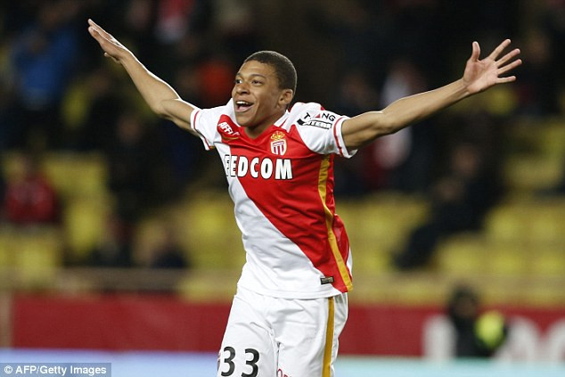Có thể nói, Kylian Mbappe là cái tên sáng giá nhất trong đội hình của U20 Pháp. Chân sút đầy tiềm năng của Monaco này đang là tâm điểm chuyển nhượng của bóng đá thế giới. Tính đến lúc này của mùa giải 2016/17, Mbappe đã sở hữu 16 bàn thắng và 10 đường kiến tạo trên mọi mặt trận. Ảnh: AFP