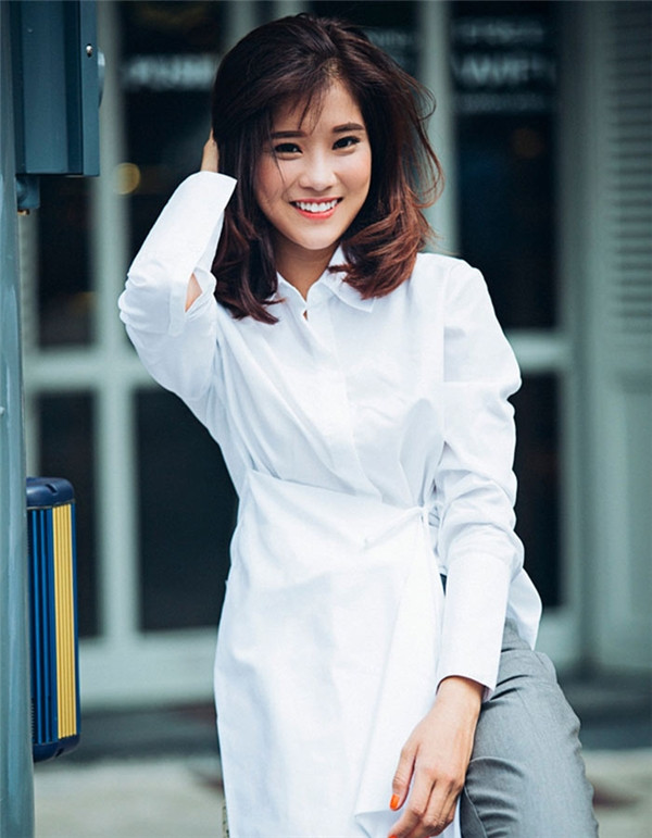 Hoàng Yến Chibi là hotgirl chinh phục cư dân mạng bằng giọng hát vô cùng đặc biệt. Bước ra từ chương trình Học viện ngôi sao, cô nàng sinh năm 1995 này đã tích cực kiếm tiền để hoàn tất mục tiêu có căn nhà cao cấp trị giá 2,4 tỷ đồng của mình.