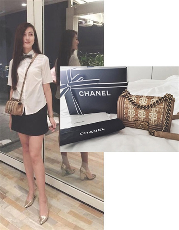 Hà Lade rất chịu khó sắm đồ và mới đây, cô nàng khiến cư dân mạng phải lác mắt bằng chiếc túi Petite Malle hơn 100 triệu đồng. Bên cạnh đó, trong tủ của hot girl xinh đẹp Hà thành này còn có chiếc Pochette Mask PM khoảng 75 triệu đồng, túi Chanel boy giá khoảng 100 triệu đồng..