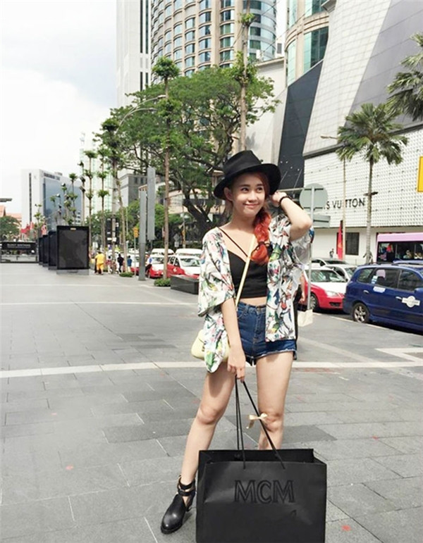 Tháng 8 vừa qua, hotgirl này kết hợp công tác và đi du lịch đến Malaysia. Trên trang cá nhân, Thảo liên tục up hình mua sắm hàng hiệu ồ ạt.