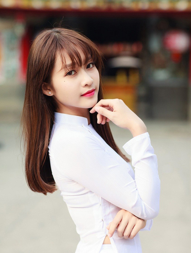 Hình ảnh Khả Ngân xinh đẹp thướt tha trong tà áo dài trắng xuất hiện trên truyền hình của Nhật Bản và nhanh chóng chiếm được rất nhiều cảm tình của cư dân mạng và khiến cô nàng có thêm một lượng fan khủng đến từ đất nước Mặt trời mọc.