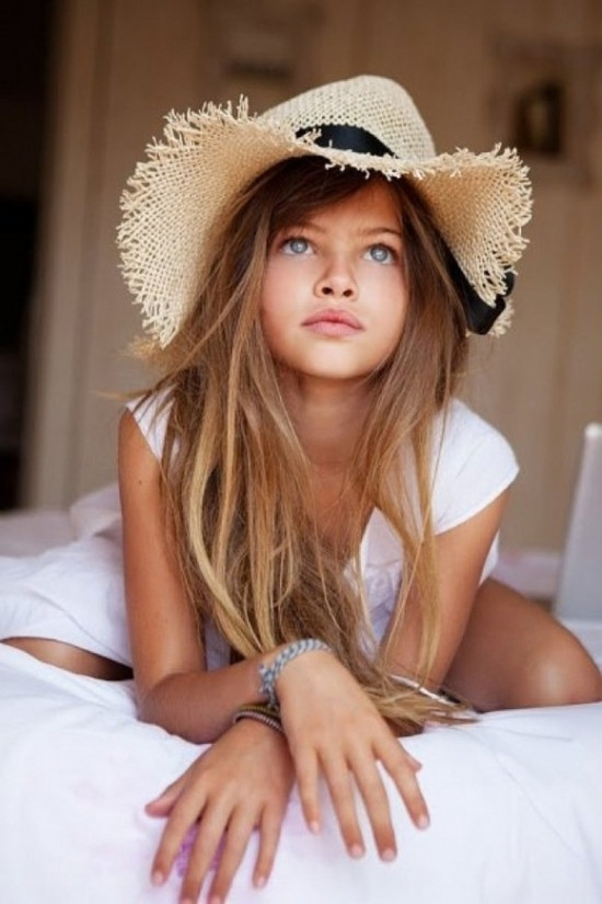 Thylane Blondeau sinh năm 2001 quốc tịch Pháp. Cô bắt đầu tham gia nghệ thuật chuyên nghiệp từ năm lên 4 sau đó lên bìa Vogue từ năm 6 tuổi và đây là điều hiếm thấy từ trước đến nay trên thế giới.