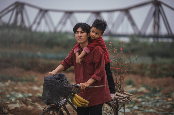 Bối cảnh của bộ ảnh được lấy ở một khu chợ dưới chân cầu Long Biên ở Hà Nội, nơi có nhiều mảnh đời còn thiếu thốn về vật chất trong những ngày Tết.