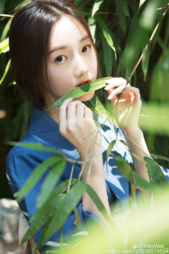 Sau khi nổi lên từ bức ảnh thẻ được cư dân mạng lan truyền thì mới đây, cô nàng hot girl 9X này lại tiếp tục khiến dân mạng dậy sóng về mình bằng bộ ảnh cực đẹp trong trang phục Kimono.