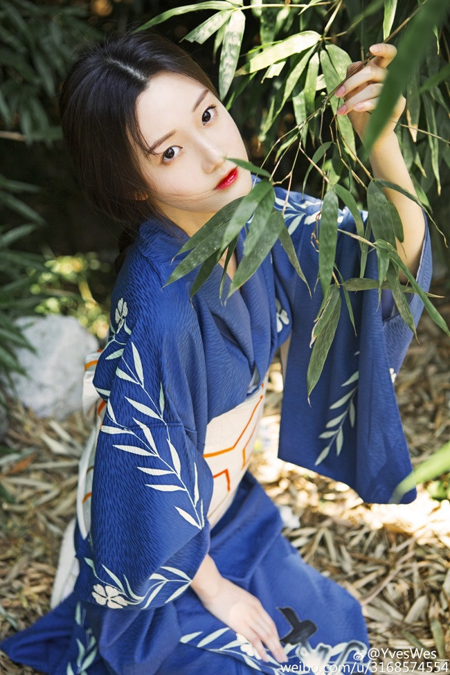 Vũ Vi là cô nàng hot girl mới nổi ở Trung Quốc, sinh ngày 12/8/1997 hiện là sinh viên tại Học viện hý kịch Trung ương Trung Quốc khóa 15. Nhờ nhan sắc nhẹ nhàng nhưng không kém phần nổi bật của mình, cô nàng này được chú ý ngay khi bước chân vào cộng đồng giải trí xứ Trung.