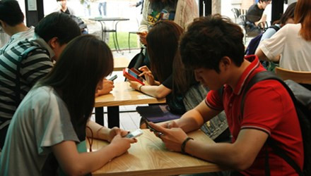 Công nghệ phát triển, đặc biệt là sự xuất hiện những chiếc smartphone đã làm thay đổi hoàn toàn cuộc sống của con người, đặc biệt là các bạn trẻ trong nhiều năm qua. Bằng nhiều hình thức như chat, "sống ảo" trên mạng xã hội hay chơi game... việc quá say mê với các thiết bị di động, điện thoại thông minh trong nhiều trường hợp đã khiến con người trở nên xa nhau hơn, họ lười nói chuyện trực tiếp với nhau và tất cả cảm xúc đôi khi được quy đổi thành like, comment hay chia sẻ bài viết.