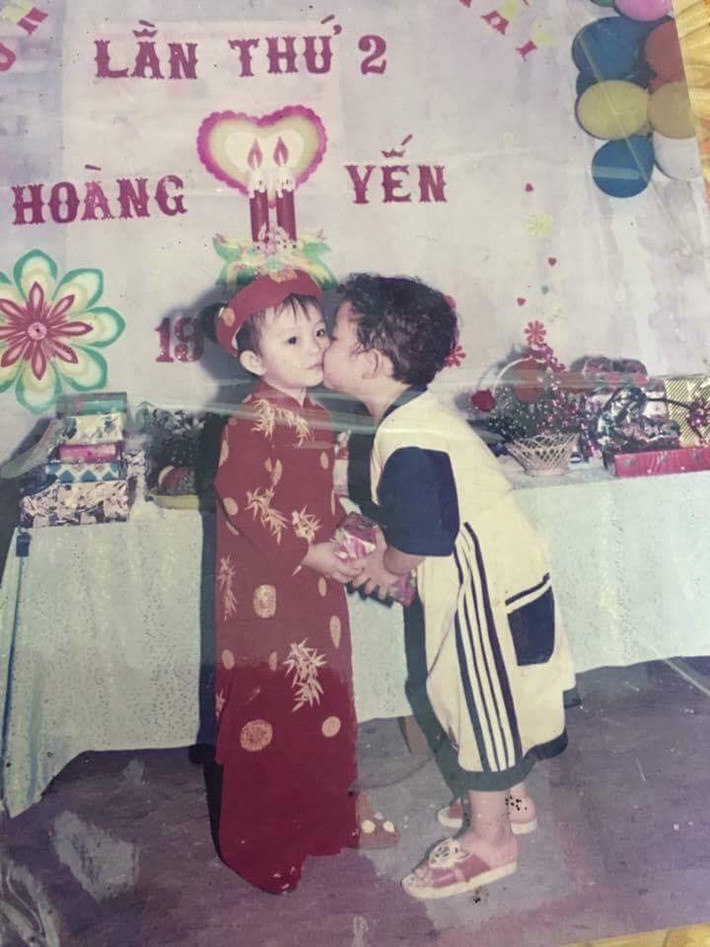 Theo trào lưu "Kể tôi nghe? Các bạn bị mất nụ hôn đầu đời vào năm mấy tuổi", dân mạng bắt đầu thích thú đăng tải những bức ảnh về khoảnh khắc của những cái thơm má từ hồi mẫu giáo.