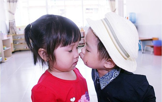 Cư dân mạng chia sẻ khoảnh khắc bị "cướp" nụ hôn đầu trong cuộc đời mình khi còn bé. Ảnh trong bài: Sưu tầm Facebook.