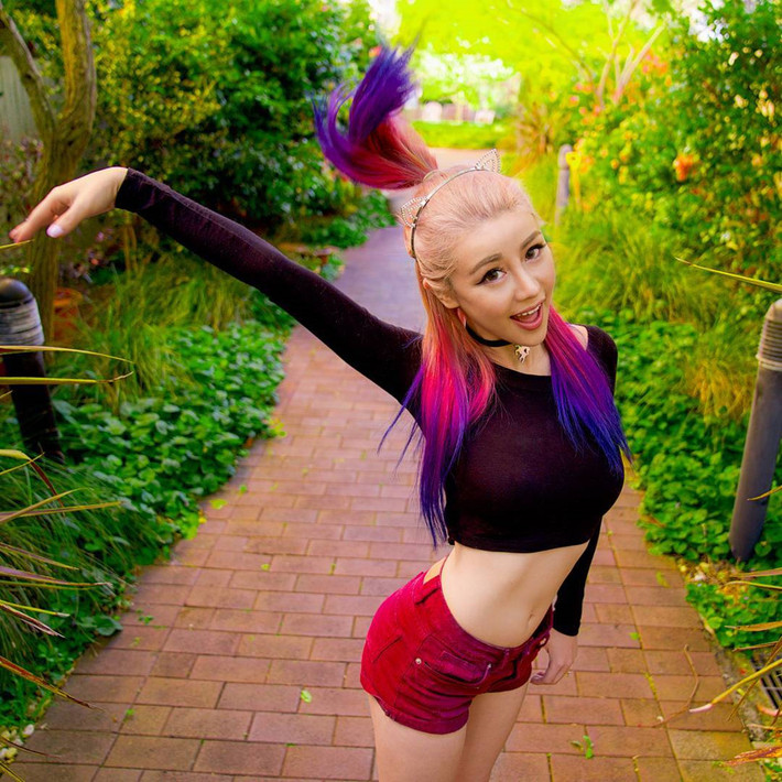 Wengie sinh ra ở Trung Quốc, đến Australia sống từ nhỏ và hiện đi lại thường xuyên giữa Sydney (Australia) và Los Angeles (Mỹ), Youtuber này hiện sở hữu tài khoản với 8,8 triệu người theo dõi, sản xuất ra video triệu lượt xem, có hơn một triệu fan trên Instagram.