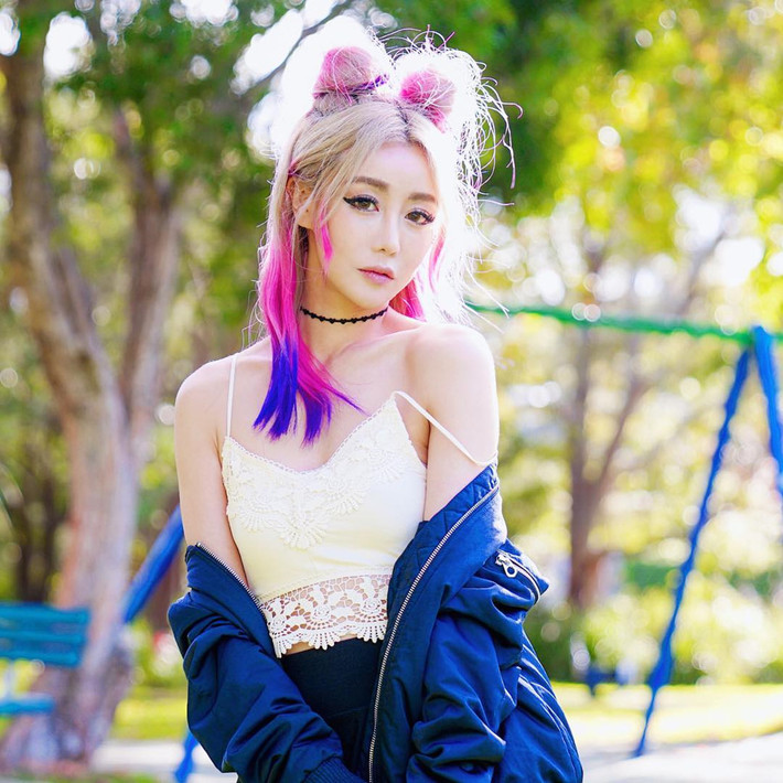 Dù là chủ nhân của loạt video triệu view, sau tất cả, Wengie lại muốn trải nghiệm cuộc sống như một cô gái bình thường. Trên trang web của mình, Wengie từng chia sẻ rằng cô cũng phải ăn mì gói để mua một chiếc túi xách, dành hơn 10.000 đô mua giày trong một tháng và mặc chiếc đầm với giá 2 đô.