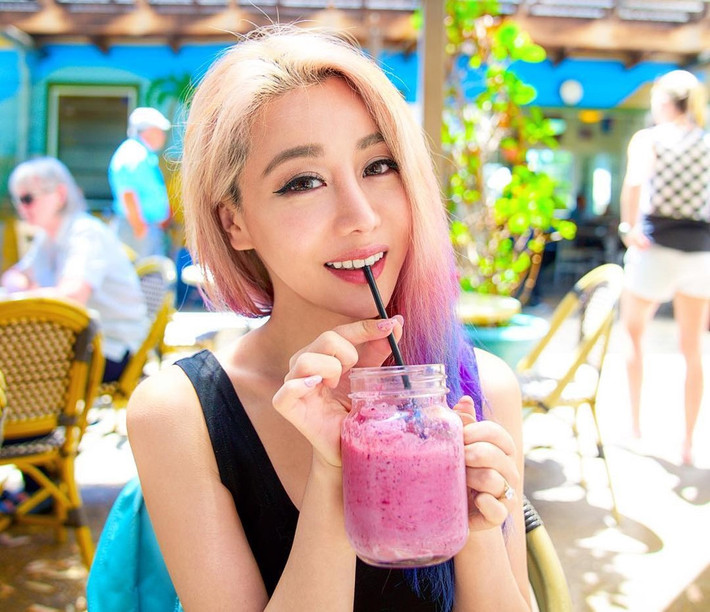 Wendy Ayche (nickname Wengie) là cái tên không còn xa lạ với cộng đồng mạng đặc biệt là những tín đồ Youtube. "Đặc sản" của Wengie là những clip cuộc sống đầy màu sắc. Không chỉ vậy, cô nàng này còn nổi tiếng nhờ ngoại hình xinh đẹp cùng mái tóc nhuộm màu siêu "dị".