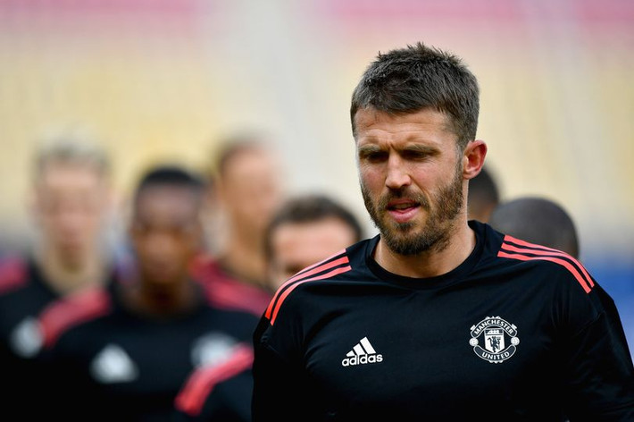 Carrick sẽ rời Man Utd trong tháng 1: Cả West Brom, Leicester và Aston Villa đều đang thể hiện sự quan tâm đến tiền vệ Michael Carrick, cầu thủ chỉ còn hợp đồng với M.U đến cuối mùa giải năm nay và mới chỉ có 1 lần ra sân ở League Cup mùa này gặp Burton. Ảnh: Goal