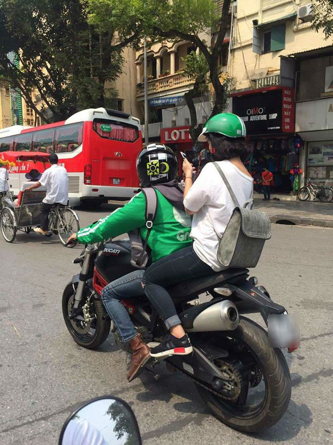 Từ xưa tới nay, xe ôm được coi là nghề dành cho những con người dân lao động có điều kiện thấp, phải dầm mưa dãi nắng và hành nghề bằng những chiếc xe cà tàng. Tuy nhiên, mới đây, những hình ảnh và clip về một anh chàng sử dụng xe phân khối lớn đi làm nghề " xe ôm công nghệ" đã gây chú ý, xôn xao mạng xã hội Việt.