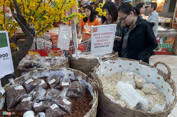 Những mặt hàng Tết như bánh kẹo, đồ uống, các loại hạt... trưng bày số lượng lớn nhưng nhiều khách chỉ xem qua.