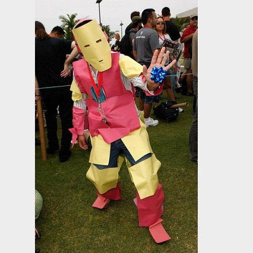 Iron man chắc phải khóc thét khi nhìn thấy "người anh em sinh đôi" dị thường thế này khi xuất hiện ngoài đường phố.
