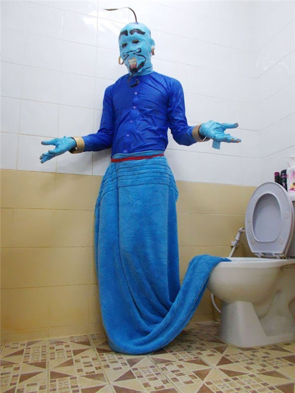 Thần Đèn chui ra từ chiếc đèn nay xưa rồi, giờ phải là vị thần "thơm tho" chui ra từ bồn cầu.