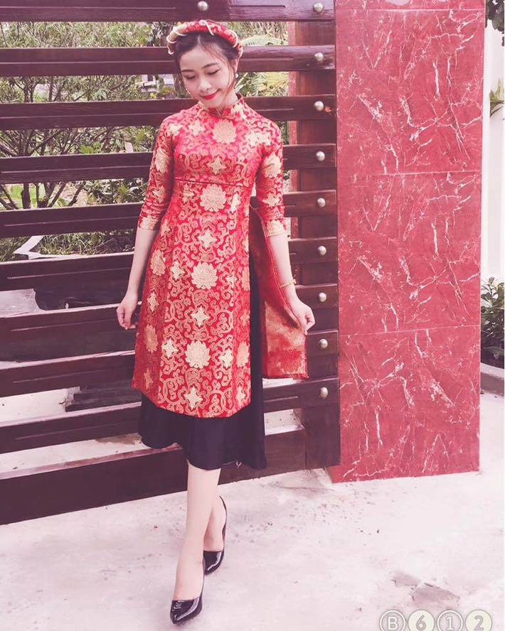Sở hữu gương mặt ưa nhìn với những đường nét tinh tế cùng thân hình cao ráo, Linh Nhật dễ dàng chinh phục ánh mắt đánh giá của nhiều người. Cũng chính nhờ nhan sắc này, ngoài thời gian lên lớp, giáo viên mầm non tương lai này còn làm mẫu ảnh cho các bộ ảnh thời trang.