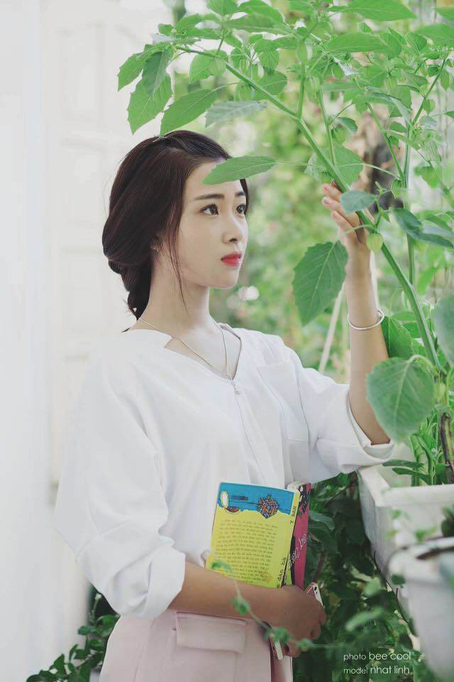 Không chỉ “hút hồn” mọi người bởi gương mặt đẹp, với các đường nét hài hòa, Linh Nhật còn khiến mọi người không thể rời mắt bởi gu thời trang đơn giản nhưng vẫn cực cuốn hút thông qua những bức ảnh trên trang cá nhân của mình.