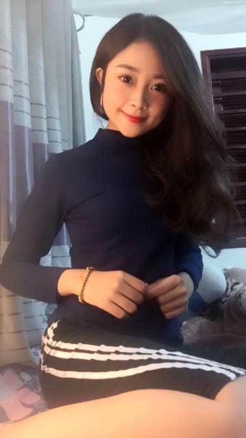 Theo chia sẻ của Linh Nhật, trong tủ đồ của cô đa phần là những món đồ trẻ trung và năng động. Khi đi chơi, cô bạn này đều ưu tiên cách phối đồ truyền thống như áo thun với quần short còn khi lên lớp 9X này thường diện quần jean khoản khoắn hay váy đầm dịu dàng.