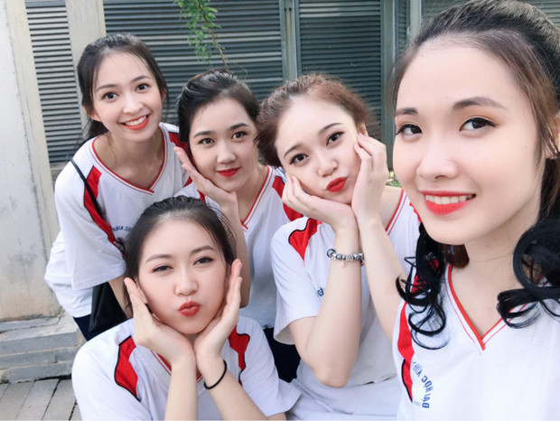 Mới đây, bức ảnh chụp một nhóm nữ sinh ĐH Kinh tế Quốc dân trong trang phục đồng phục thể dục được lan truyền trên nhiều fanpage dành cho sinh viên đã nhận được sự quan tâm, chú ý của rất nhiều cư dân mạng. Nhóm 5 cô gái trẻ, ai nấy cũng đều xinh đẹp, rạng rỡ, nhận được rất nhiều lời khen, bình luận "có cánh" của dân mạng. Ảnh trong bài: NEU Confession.