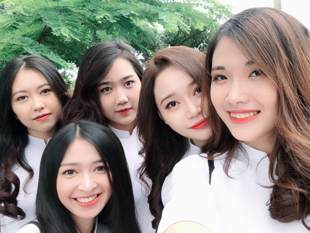 Điều khác biệt ở bức ảnh của nhóm nữ sinh trường ĐH Kinh tế Quốc dân đó là không phải một mà cả 5 cô nàng đều xinh đẹp và tỏa sáng. Sau khi những hình ảnh chụp chung của 5 cô bạn được đăng tải thì khỏi phải nói các chàng trai đã được phen nháo nhào trong khi đó dân mạng thì lùng sục hết ngóc ngách để khai thác thông tin về các nhân vật trên.