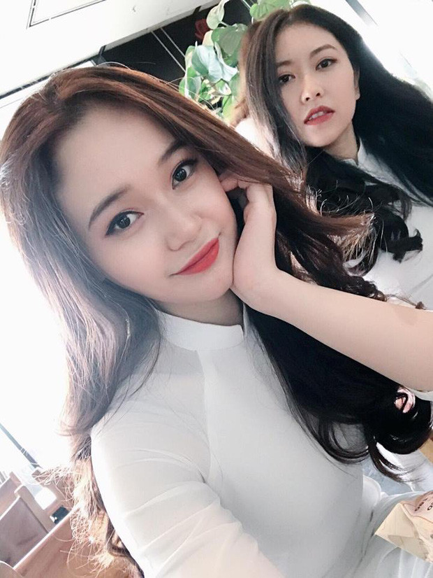 Theo 1 trong 5 thành viên của nhóm nữ sinh bất ngờ nổi tiếng trên mạng chia sẻ rằng, đây là bức ảnh được ghi lại trong hậu trường một buổi chụp mẫu cho shop chứ không phải ảnh trong một tiết học thể dục như mọi người suy đoán.