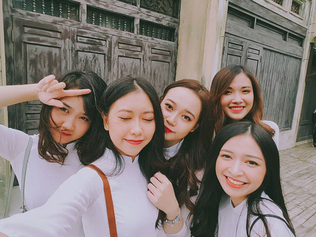 Trong bức ảnh chụp chung của mình, 5 nữ sinh diện hết từ bộ đồng phục cho tới bộ áo dài trắng tinh khiết, khiến ai cũng phải lặng người đi mà ngắm. Nhiều cuộc tranh luận đã được nổ ra trong cộng đồng mạng để xem trong 5 cô gái trên, ai là người xinh đẹp nhất. Nhưng kết quả thì bất phân thắng bại bởi, trông họ hai cũng đẹp lộng lẫy và mỗi người lại mang đến một phong thái riêng.